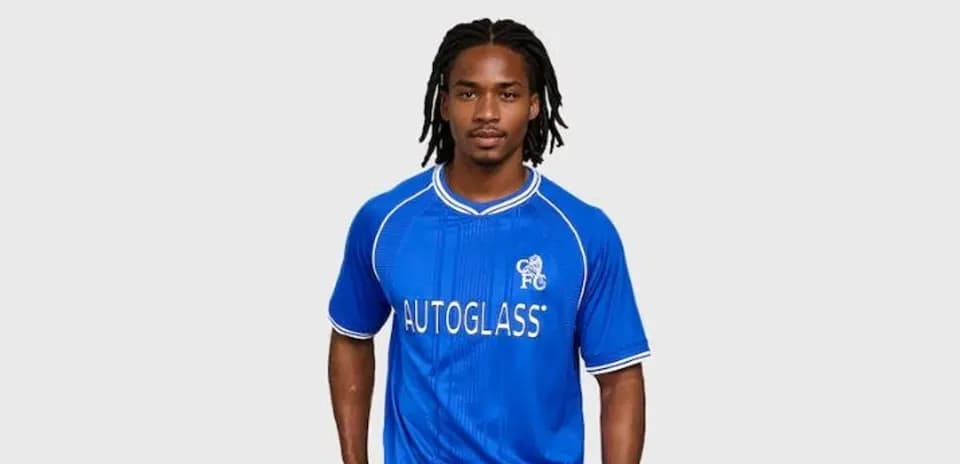 Futbolchi ko'k forma kiygan yigit