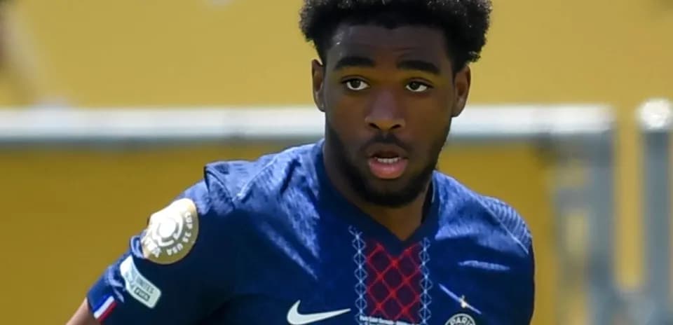 Futbolchi maydonda harakatda, PSG formasida