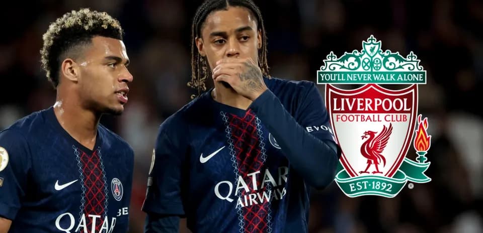 Ikkita futbolchi o'yin paytida maslahatlashmoqda