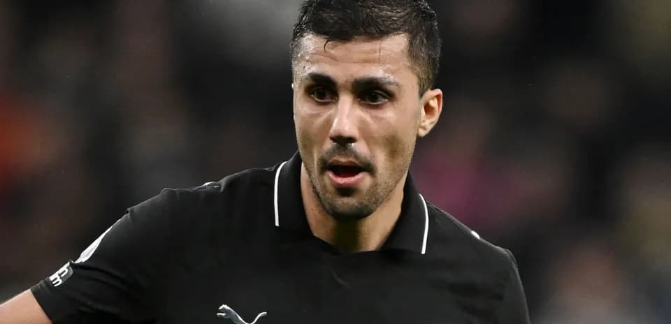 Futbolchi maydonda harakatda