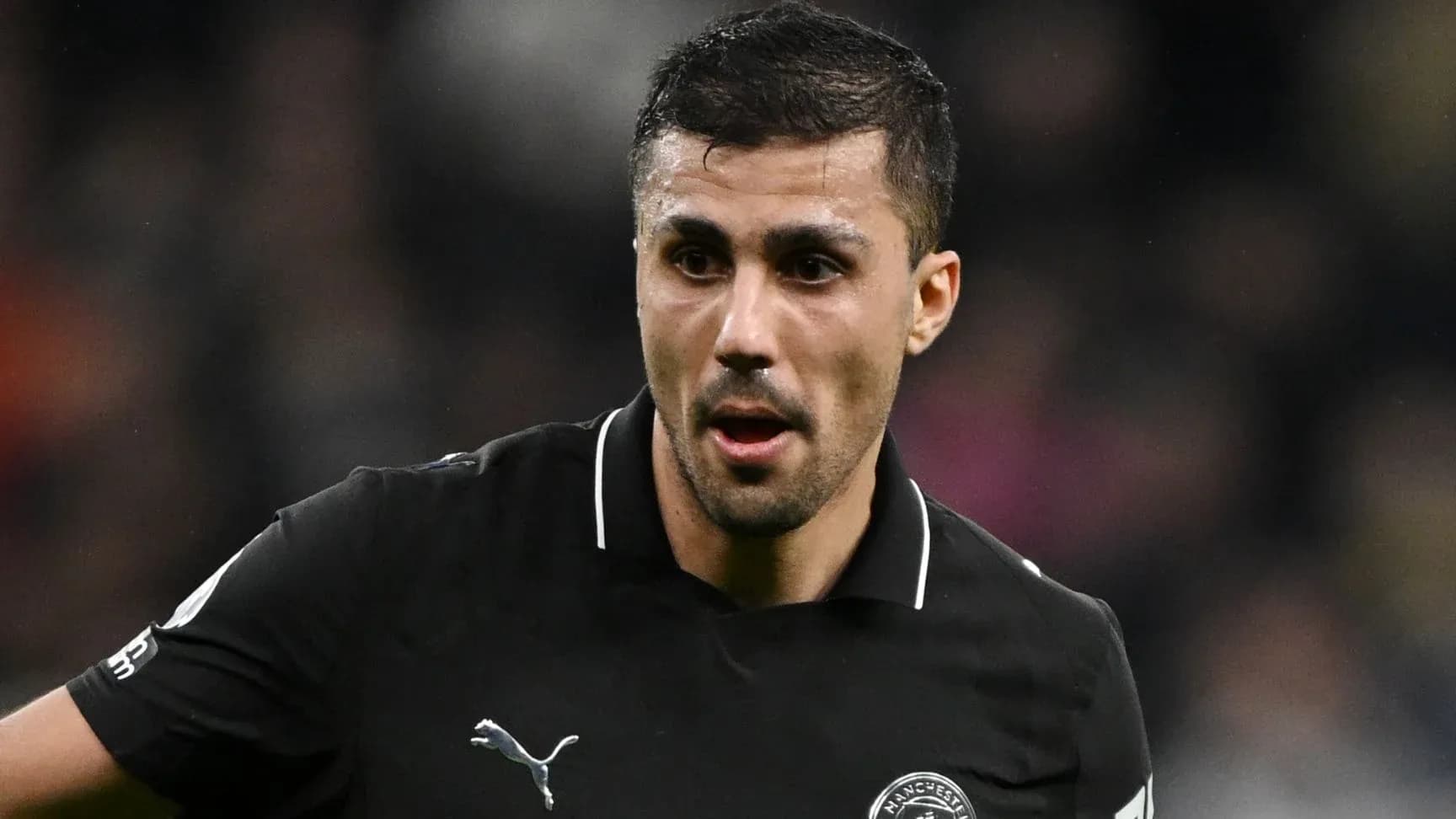 Futbolchi maydonda harakatda