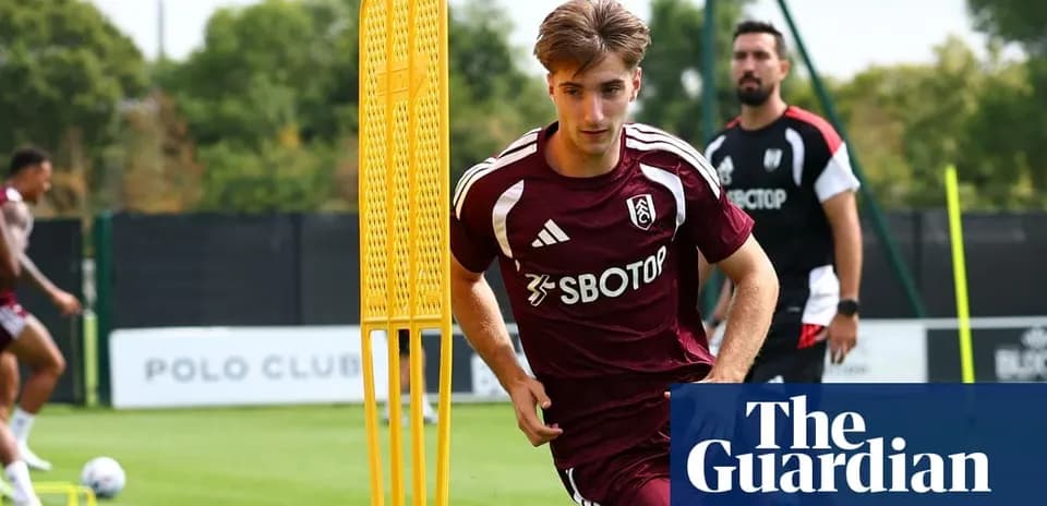 Futbolchi mashg'ulotda, to'p bilan harakatda