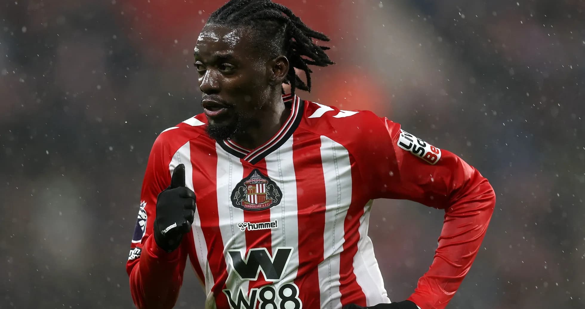 Futbolchi qishda to'p bilan harakatlanmoqda