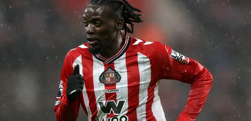 Futbolchi qishda to'p bilan harakatlanmoqda