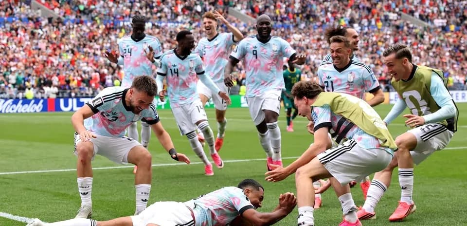 Futbolchilar gol urganidan keyin nishonlashmoqda