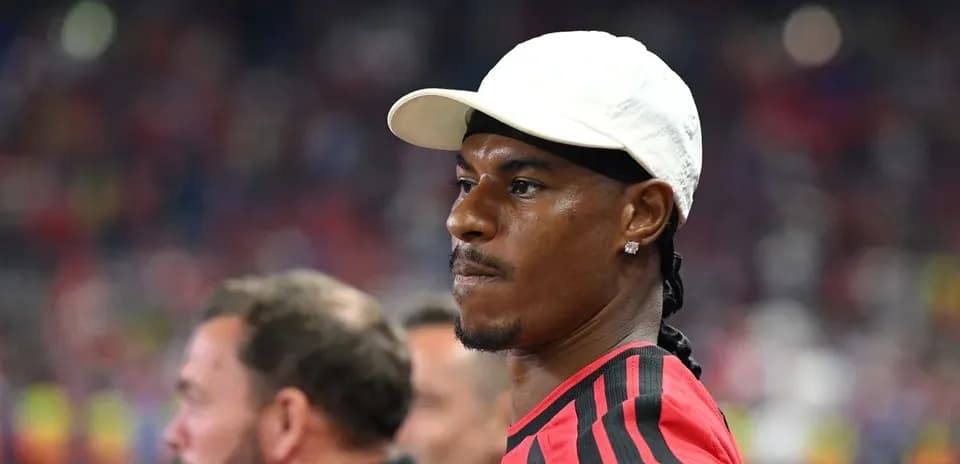 Futbolchi o'yin paytida tomoshabinlar orasida