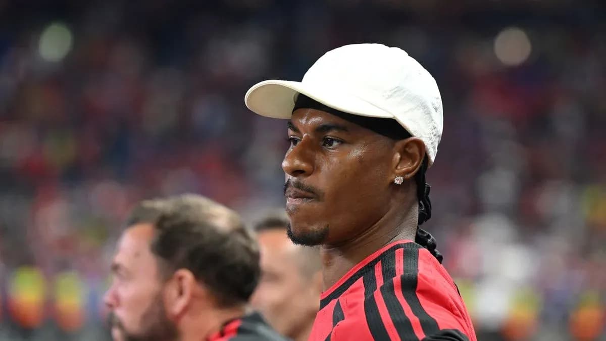 Futbolchi o'yin paytida tomoshabinlar orasida