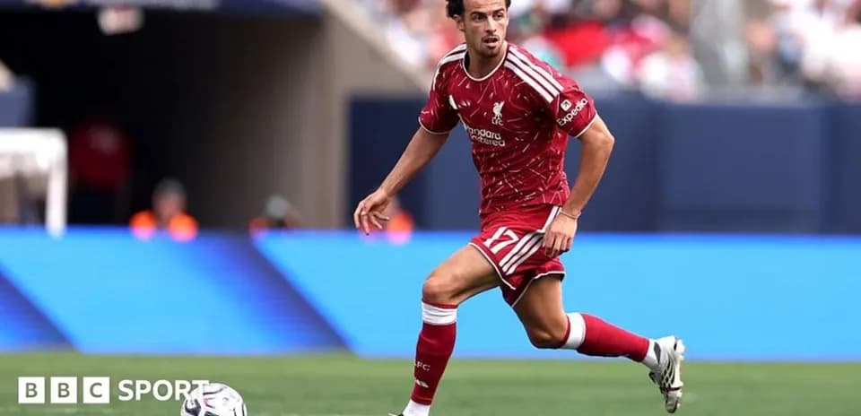Futbolchi to'p bilan harakatlanmoqda