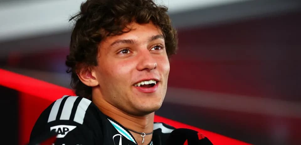 Yoshilar bilan intervyu berayotgan Formula 1 haydovchisi