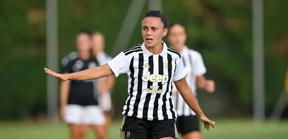 Futbolchi maydonda Juvetuss formasida harakat qilmoqda