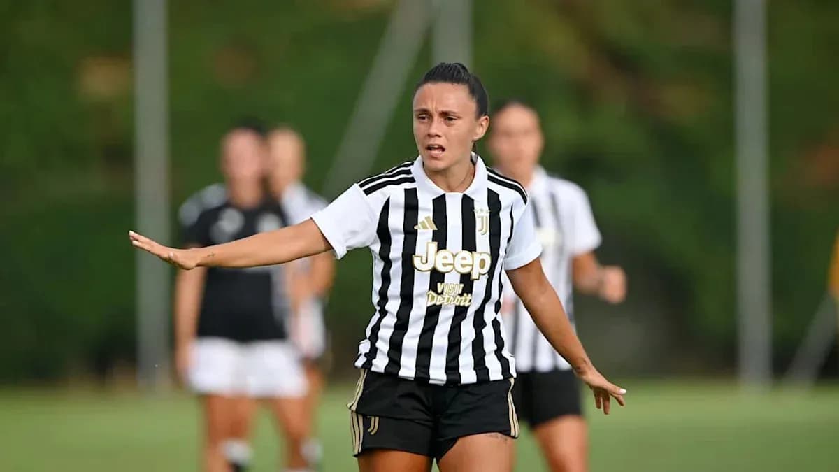 Futbolchi maydonda Juvetuss formasida harakat qilmoqda