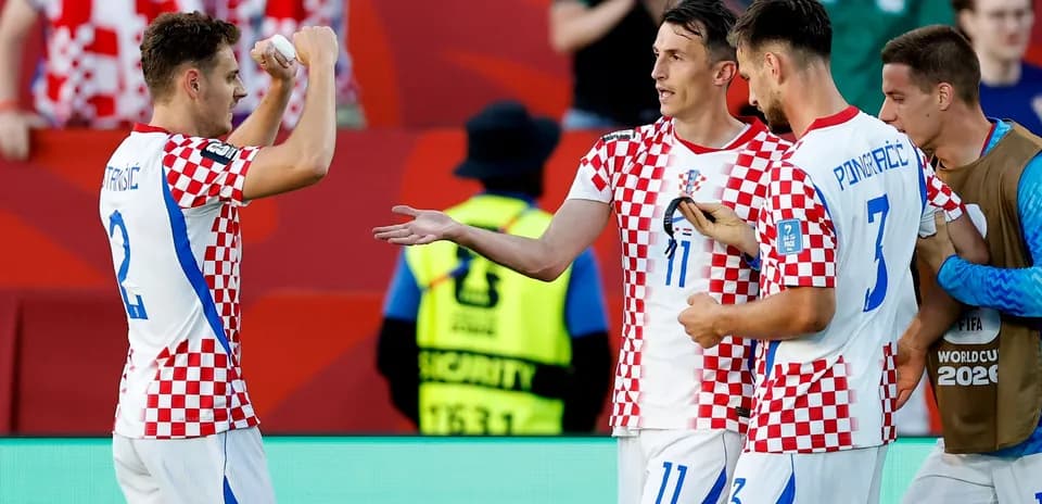 Hrvatski futbolchilar gollarni nishonlayapti