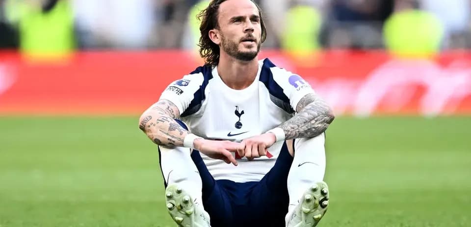 Futbolchi o'yin maydonida o'tirgan holatda