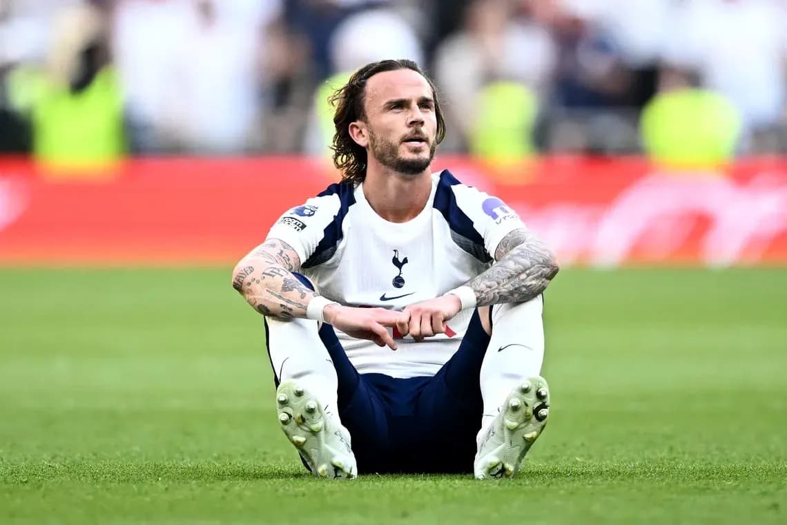Futbolchi o'yin maydonida o'tirgan holatda
