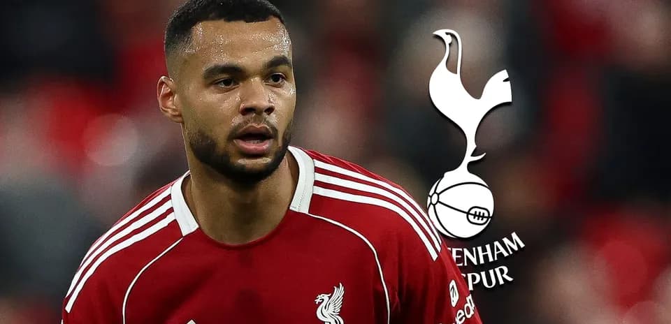 Futbolchi Liverpool formasida o'yin maydonida