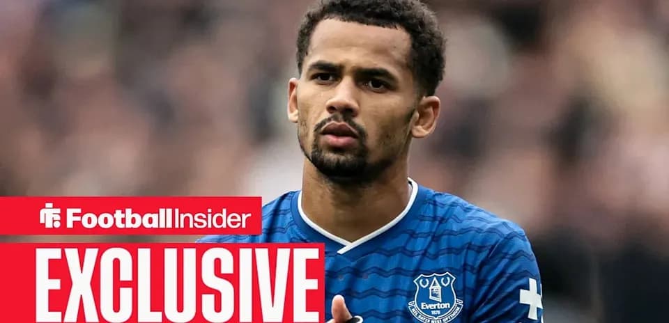 Futbolchi Everton formasida maydonda turibdi
