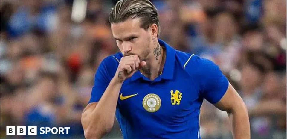Futbolchi Chelsea formasida maydonga chiqmoqda