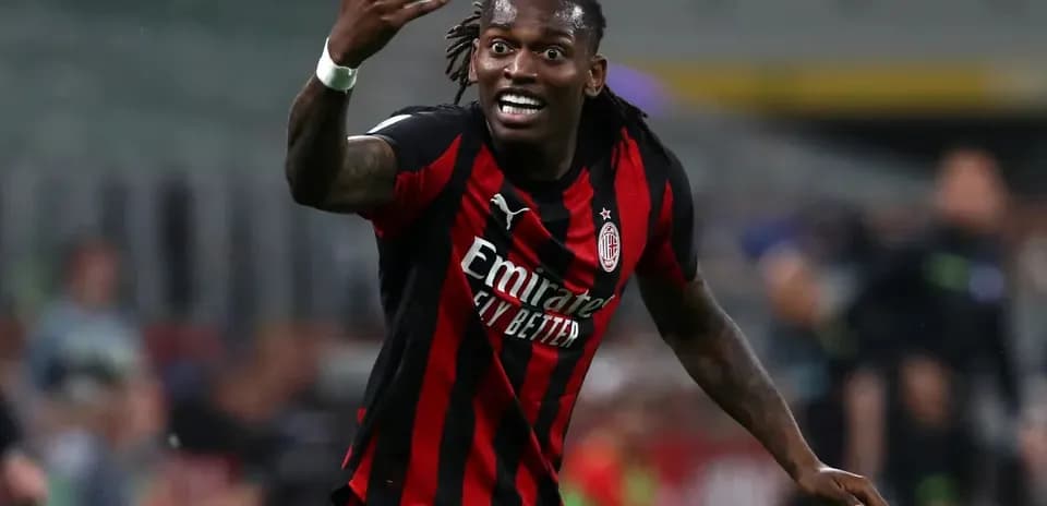 Futbolchi maydonda harakatda, qo'llarini ko'tarib