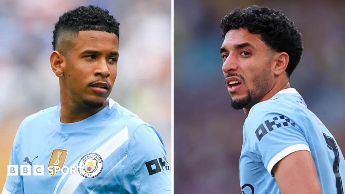 Ikkita futbolchi Manchester City formasida maydonda