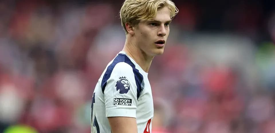 Futbolchi maydonda harakatda, Tottenham formasi kiygan