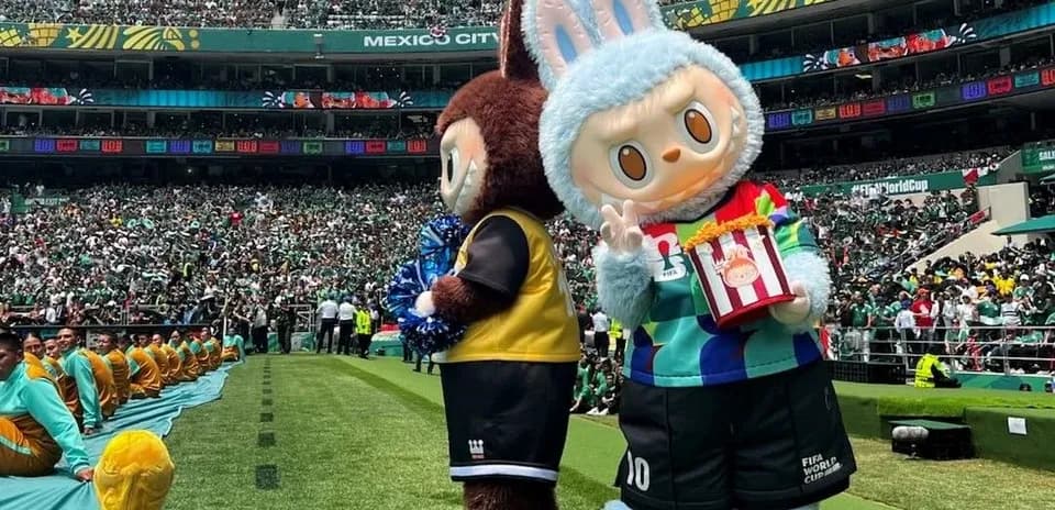 Ikki maskot stadionda tomoshabinlar oldida turgan