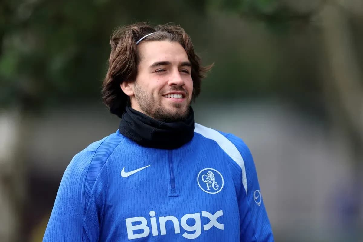 Futbolchi Chelsea FC formasi bilan tabassum qilmoqda