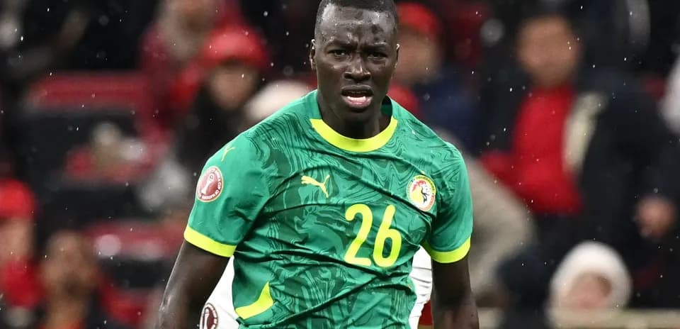 Futbolchi raqibga qarshi harakatda
