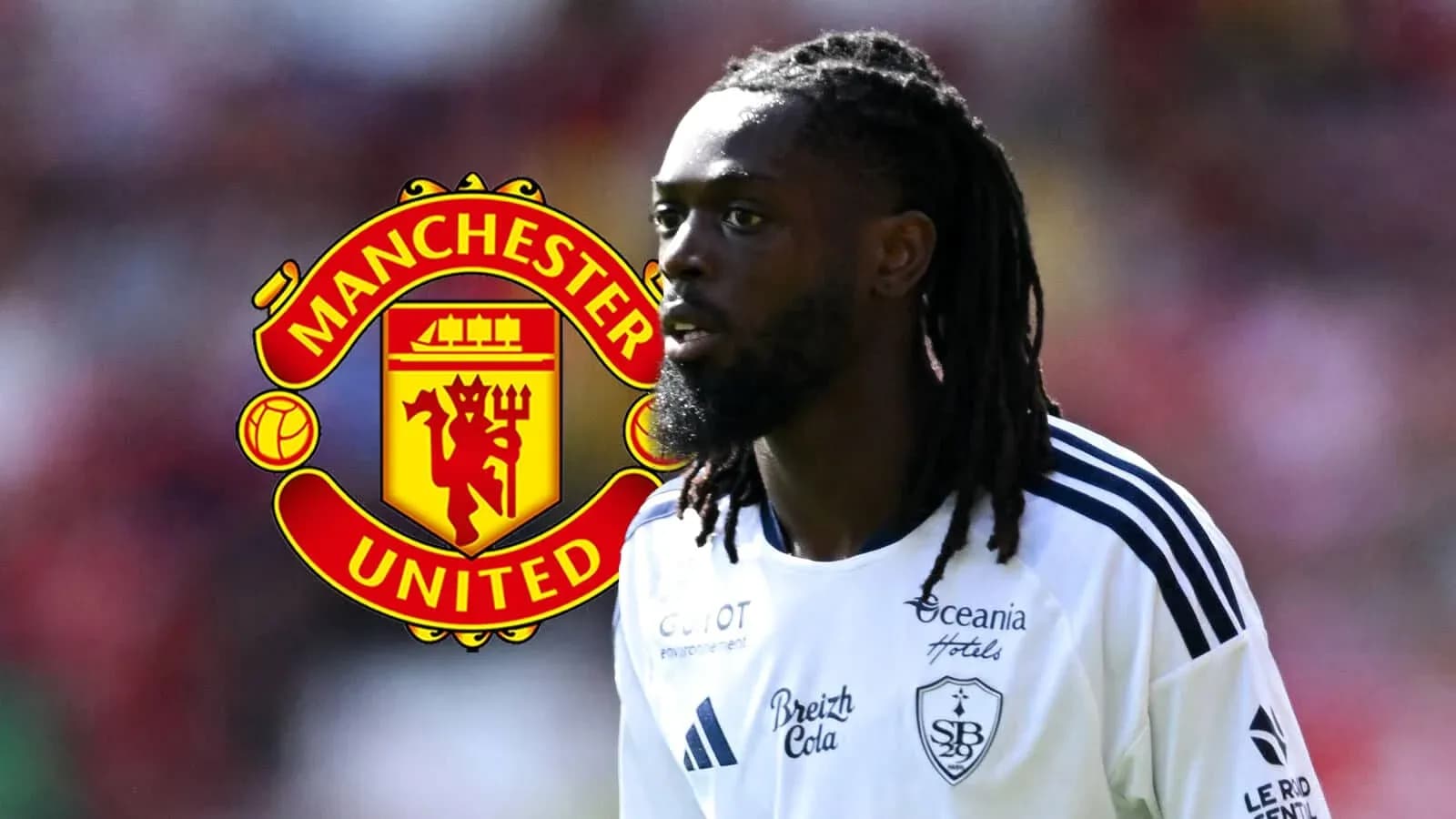 Futbolchi Manchester United logosi oldida