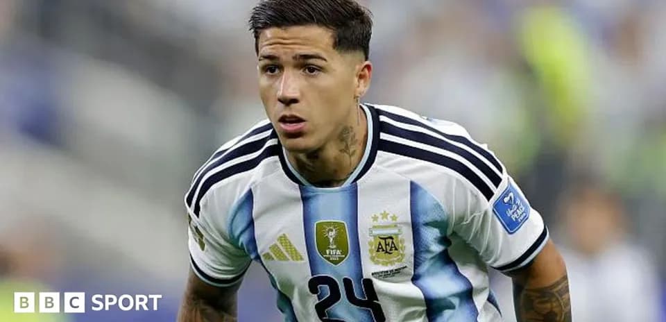 Futbolchi Argentina formasini kiygan o'yinchi harakatda