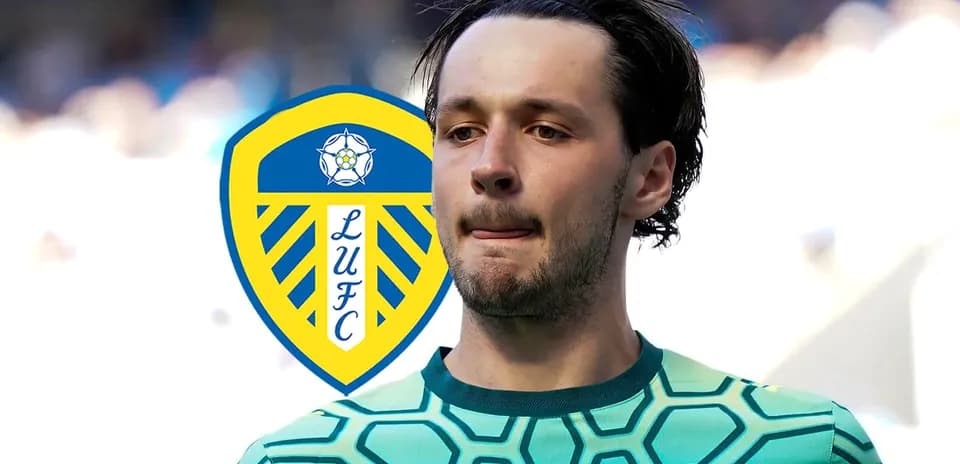 Futbolchi Leeds United logosi bilan maydonda