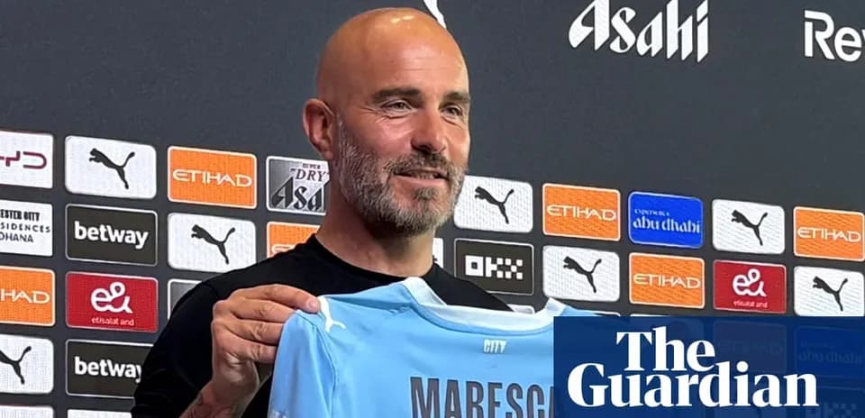 Ko'k futbolka ushlagan murabbiy matbuot konferensiyasida