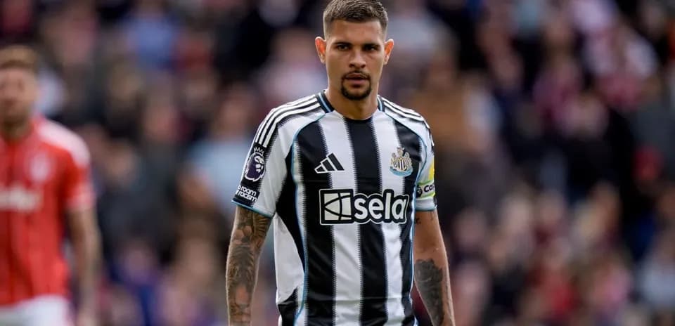Futbolchi Newcastle formasi bilan maydonda turibdi