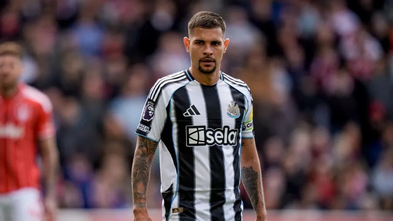 Futbolchi Newcastle formasi bilan maydonda turibdi