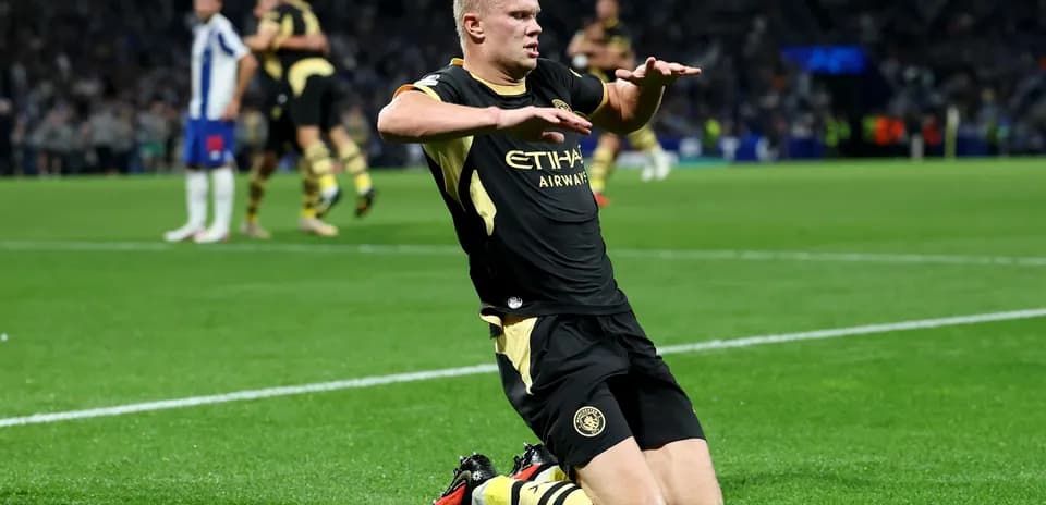 Futbolchi gol urganidan keyin tizzalarida o'tirgan