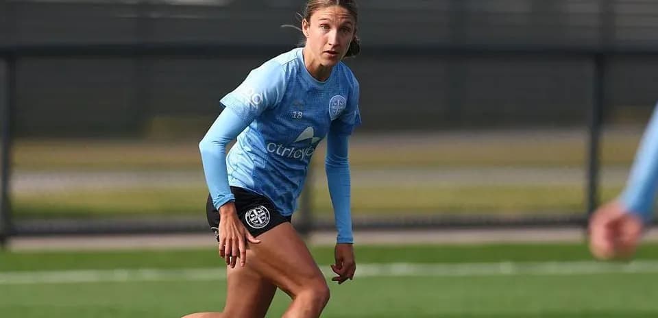 Ayol futbolchi mashg'ulotda harakatda