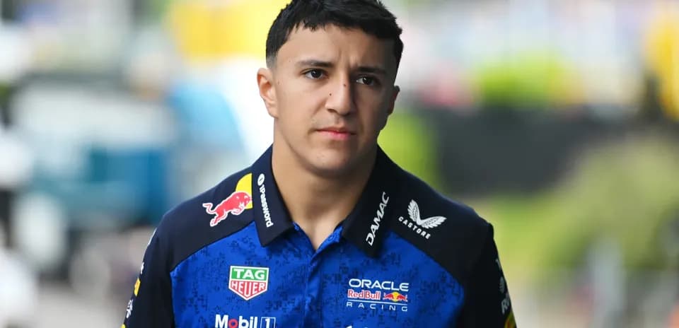 Yoshchilar ko'ylak kiygan Formula 1 haydovchisi