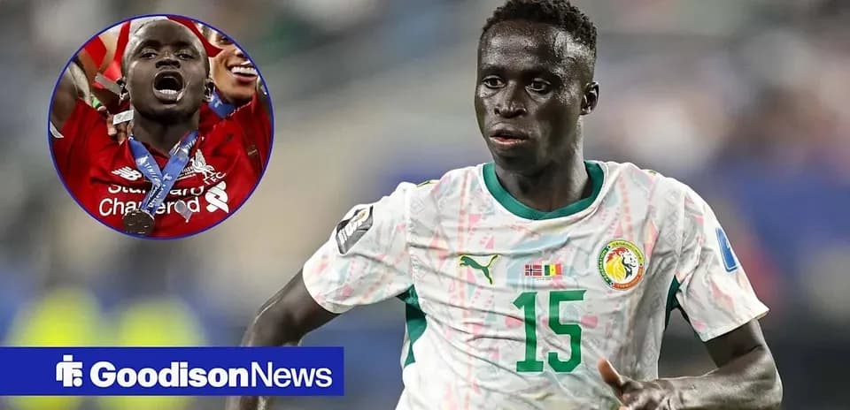 Futbolchi raqibga qarab yugurayotgan 15-raqamli o'yinchi