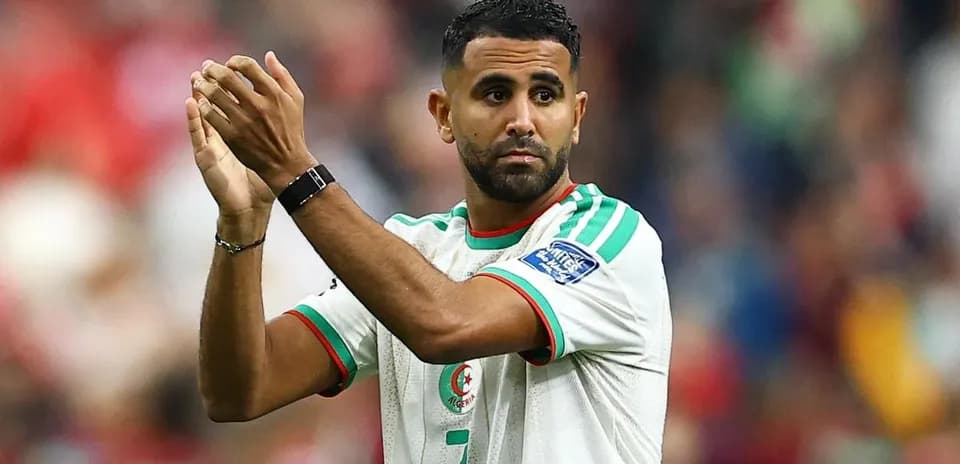 Futbolchi o'yinchisi qo'l silkitmoqda