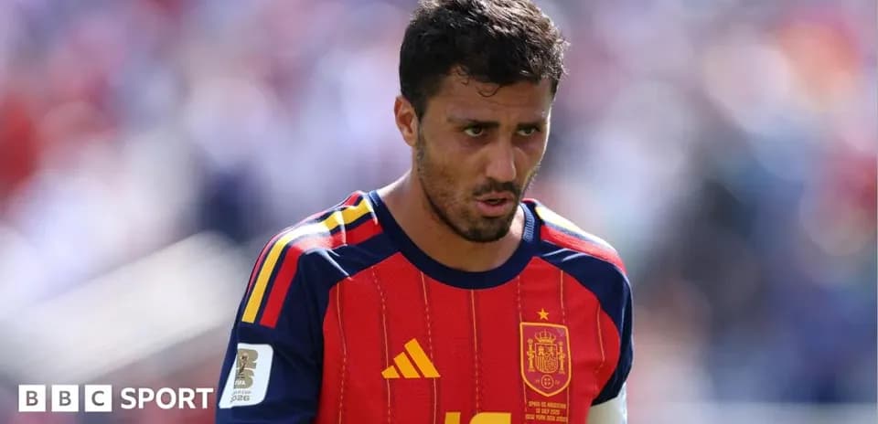 Futbolchi Spaniyaga formasi bilan maydonda