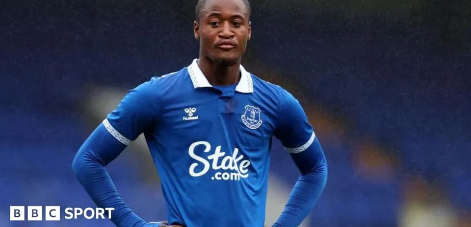 Futbolchi Everton formasida o'yin maydonida