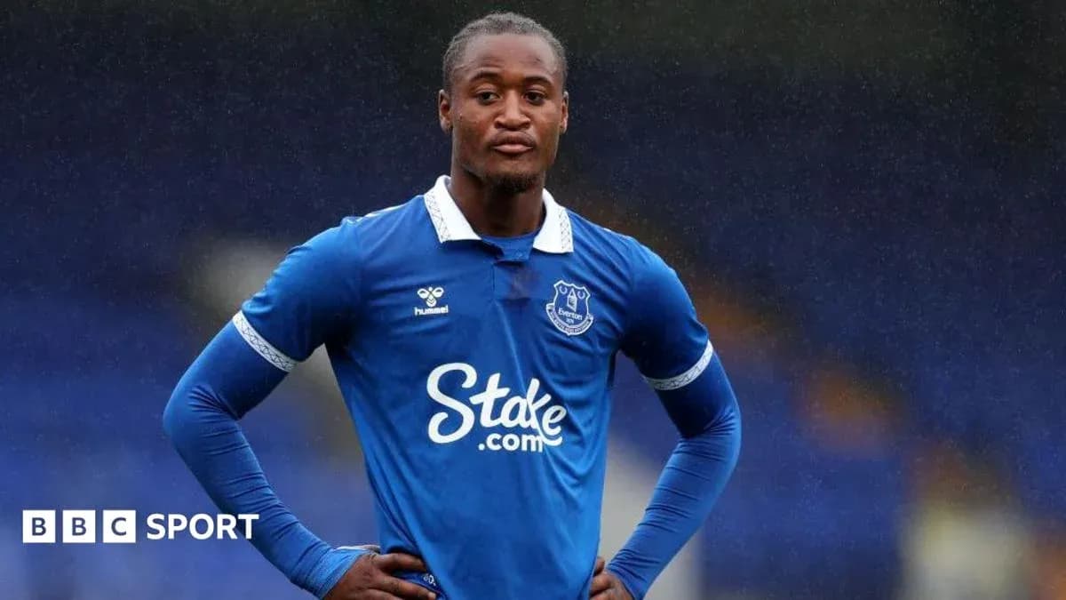 Futbolchi Everton formasida o'yin maydonida Futbolchi Everton formasida o'yin maydonida