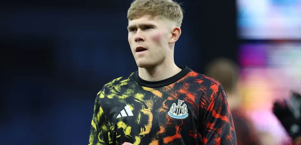 Futbolchi Newcastle United formasida maydonga tayyorgarlik ko'rmoqda