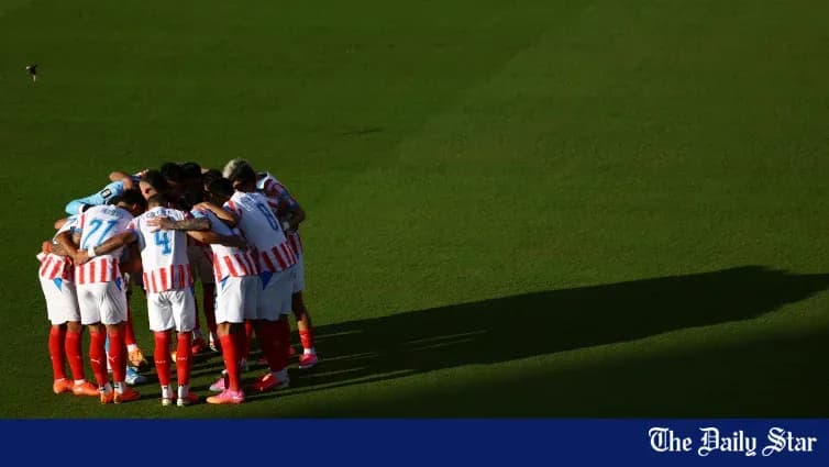 Futbolchilar o'yin oldidan birgalikda yig'ilgan