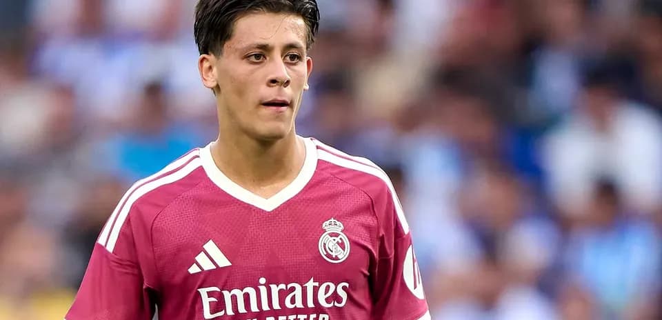Futbolchi maydonda Real Madrid formasida