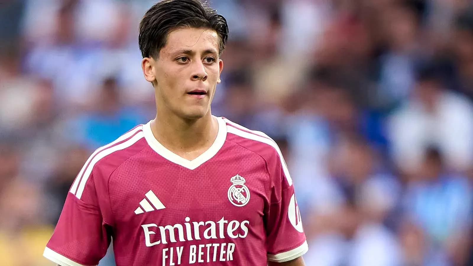 Futbolchi maydonda Real Madrid formasida