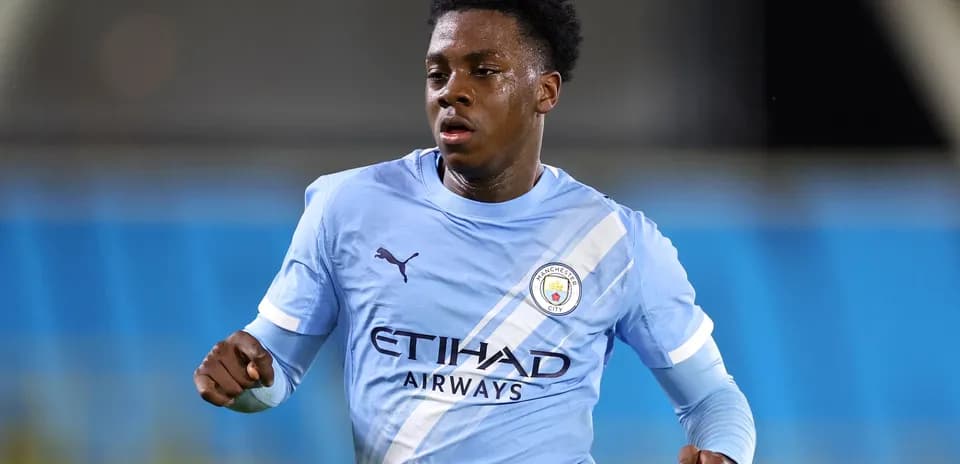 Futbolchi Manchester City formasida maydonni o'tayotgan
