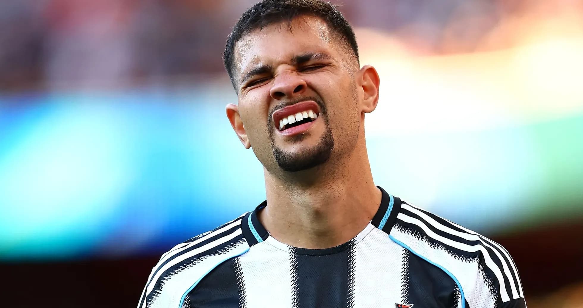 Futbolchi maydonda qiyin holatga tushgan
