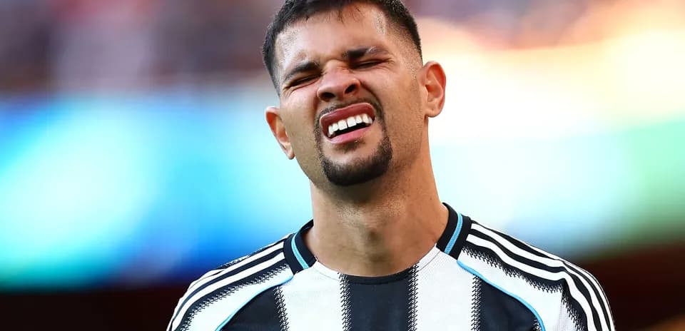 Futbolchi maydonda qiyin holatga tushgan