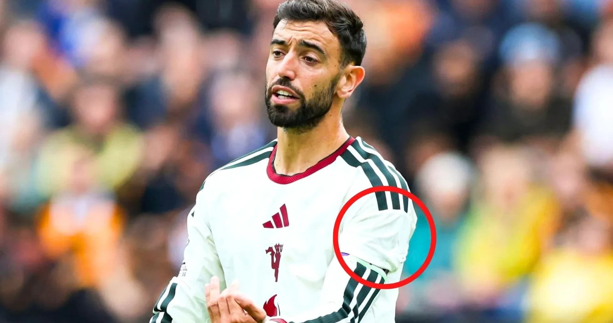 Futbolchi maydonda harakatda, kiyimida logotip