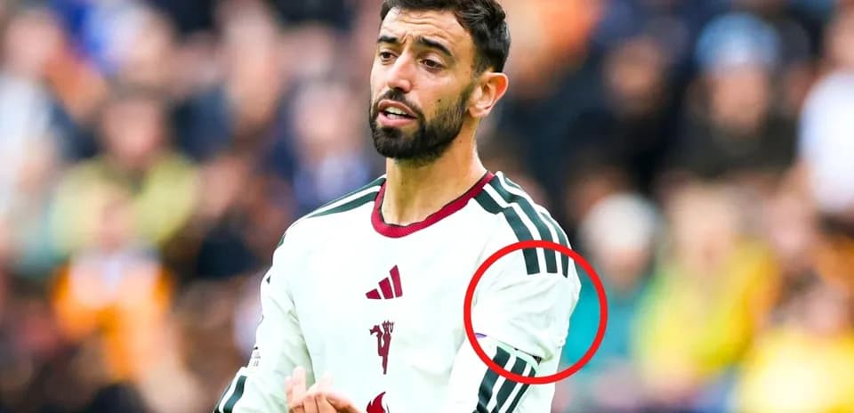 Futbolchi maydonda harakatda, kiyimida logotip